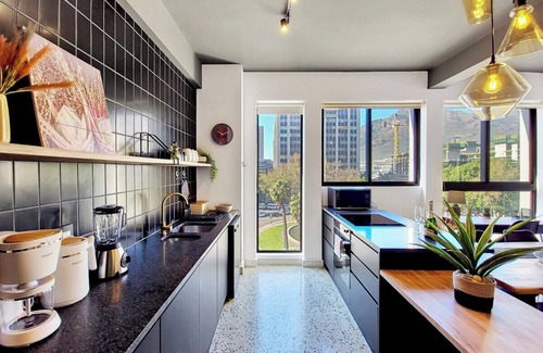 Foreshore Apartment | City Oasis Apartment with Rooftop Pool!