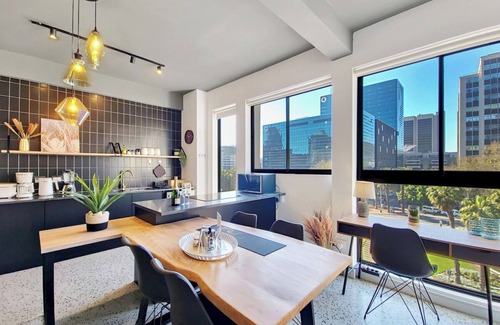 Foreshore Apartment | City Oasis Apartment with Rooftop Pool!