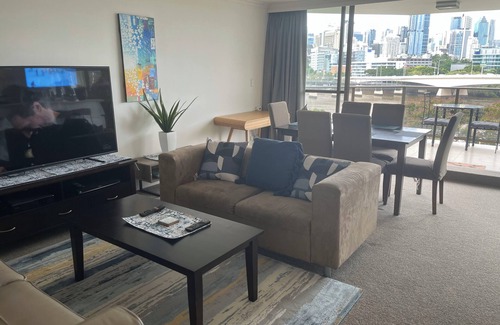 South Brisbane Apartment | City pad suit Qld uni/mater hosp staff as opp mater Hosp . Min 3 mth booking