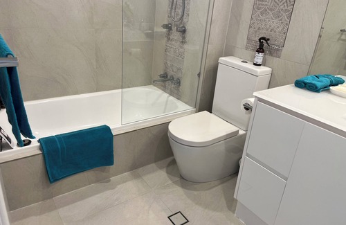 South Brisbane Apartment | City pad suit Qld uni/mater hosp staff as opp mater Hosp . Min 3 mth booking