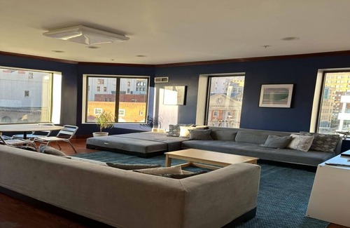 Downtown Pittsburgh Apartment | City Sights | 2 Queen Beds | Downtown Apt