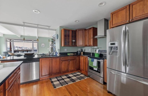 South Side Slopes House | City Skyline - Outside decks - Contemporary