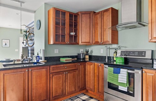 South Side Slopes House | City Skyline - Outside decks - Contemporary