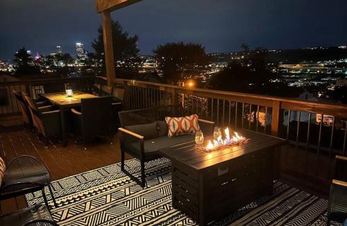 South Side Slopes House | City Skyline - Outside decks - Contemporary