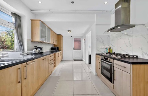 Offerton House | City SuperHost Lovely 3 bed Wythenshawe Home