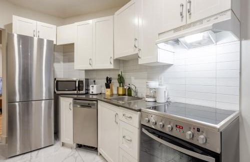 Cote-Des-Neiges—Notre-Dame-De-Grace Apartment | City Verve Modern 2BR in NDG MTL