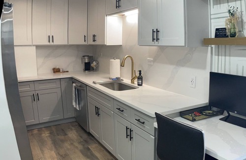 Peachtree Center Condo | City view, Balcony + Modern Kitchen+75tv