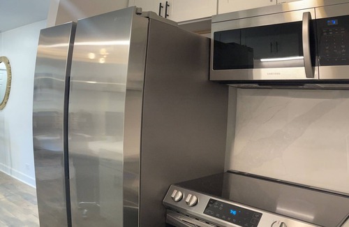 Peachtree Center Condo | City view, Balcony + Modern Kitchen+75tv