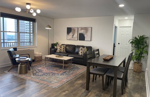 Peachtree Center Condo | City view, Balcony + Modern Kitchen+75tv