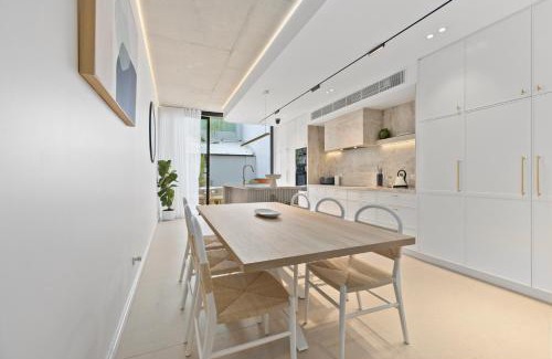 Woolloomooloo Apartment | City-View Retreat with Tranquil Rooftop Spa