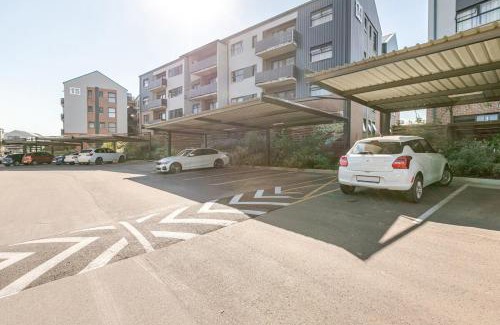 Greater Johannesburg Metropolitan Area Apartment | Cityescapes 2F in Waterfall Midrand - Beautiful self catering 2 bedroom unit next to Kyalami Racetrack with free WiFi swimming pool gym and restaurant - Perfect for a small family