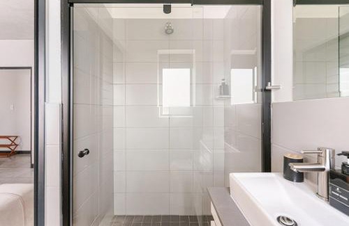 Greater Johannesburg Metropolitan Area Apartment | Cityescapes 2F in Waterfall Midrand - Beautiful self catering 2 bedroom unit next to Kyalami Racetrack with free WiFi swimming pool gym and restaurant - Perfect for a small family