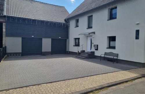 Rodder Apartment | CJS Apartments - Chill or Drive am Nürburgring, Free Parking, WLan, Spacious Rooms, Quiet Location