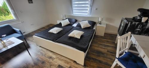 Rodder Apartment | CJS Apartments - Chill or Drive am Nürburgring, Free Parking, WLan, Spacious Rooms, Quiet Location