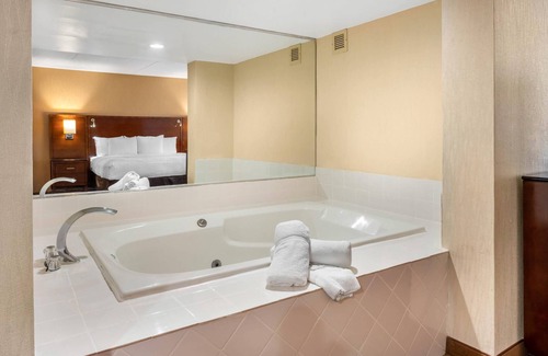 Dunkirk Hotel | Clarion Hotel Conference Center on Lake Erie