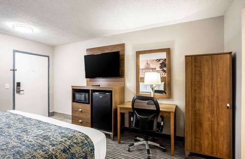 East Lansing Hotel | Clarion Pointe East Lansing University Area
