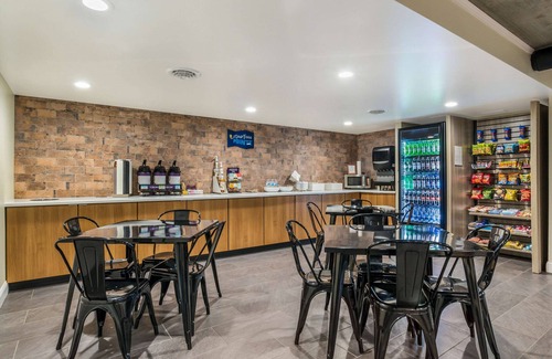 Richmond Hotel | Clarion Pointe Richmond North near University