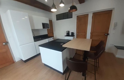 Vienne Apartment | Classé 4 étoiles - Cybèle - Centre ville 2 Chambres, cour privative et Garage