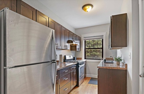 Chicago Apartment | Classic 1BR Portage Park Apt Accessible to Shops!