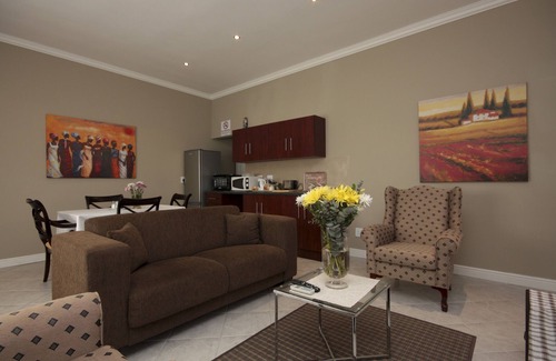 Somerset West Apartment | classic 2 bedroom/1bathroom apartment