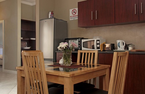 Somerset West Apartment | classic 2 bedroom/1bathroom apartment