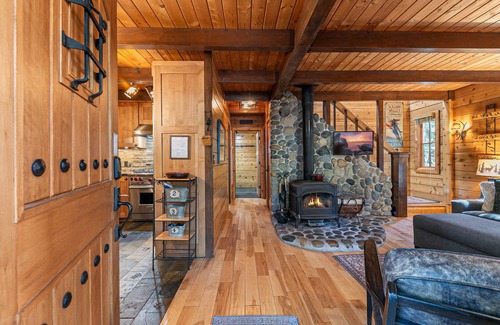 Tahoe Pines House | Classic Cabin in the Pines by Tahoe Getaways - Walk to Lake, Pet-Friendly 3 BR w/Yard & Hot Tub!