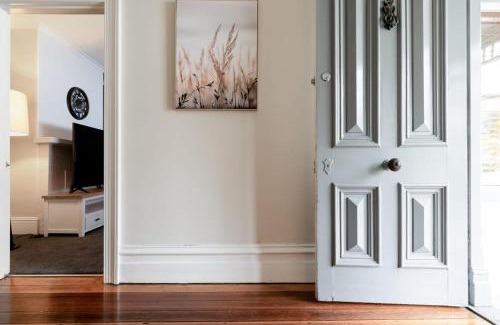 South Launceston House | Classic Cottage: Near CBD Hospital & Parking