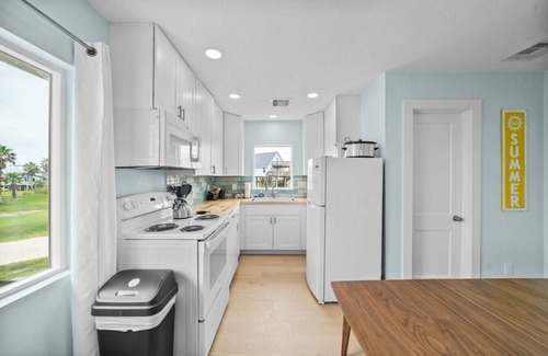 Surfside Beach Apartment | Classic, Cozy Bungalow With Large Deck Near Beach