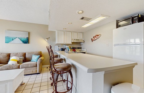 Fort Walton Beach - Destin Condo | Classic, ground-floor getaway w/a shared pool, free WiFi, & central A/C