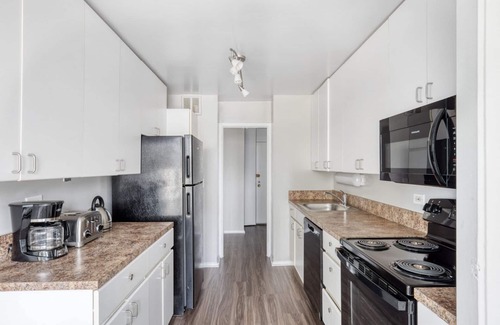 Lake View East Apartment | Classic Lakeview 2BR w/Deck, Pool & Gym, nr Lincoln Park, by Blueground