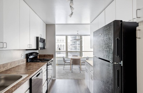 Lake View East Apartment | Classic Lakeview 2BR w/Deck, Pool & Gym, nr Lincoln Park, by Blueground