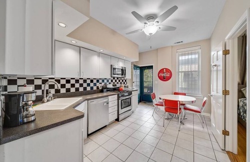 Lincoln Park Condo | Classic Lincoln Park 2 bedroom condo- parking included