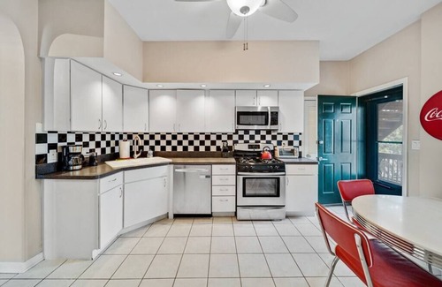 Lincoln Park Condo | Classic Lincoln Park 2 bedroom condo- parking included