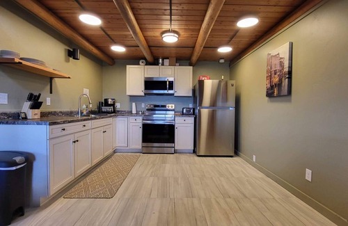 Irwin Cabin | Classic log cabin with stunning views!