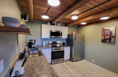 Irwin Cabin | Classic log cabin with stunning views!