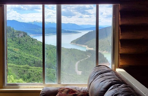 Irwin Cabin | Classic log cabin with stunning views!