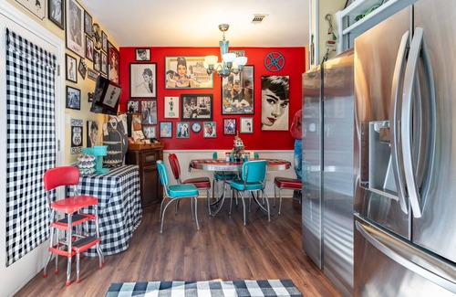 Waxahachie House | CLASSIC MOVIE/MUSIC THEMED SELF-SERVE BnB, A PERFECT FIT FOR FAMILIES & FRIENDS!