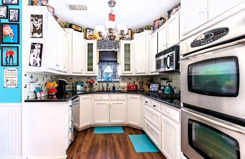 Waxahachie House | CLASSIC MOVIE/MUSIC THEMED SELF-SERVE BnB, A PERFECT FIT FOR FAMILIES & FRIENDS!