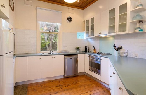 Albury House | Classic on George- clean, comfortable and pet friendly! - Classic heritage home with four bedrooms