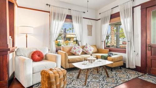 City Heights House | Classic San Diego Home w Outdoor Lounge Vintage Charm Casa Craftsman by Avantstay