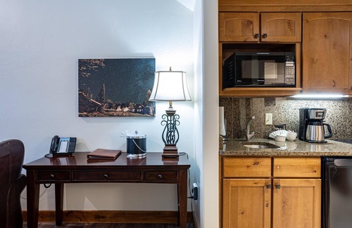 Tamarack Condo | Classic Studio in Osprey Meadows with Fireplace