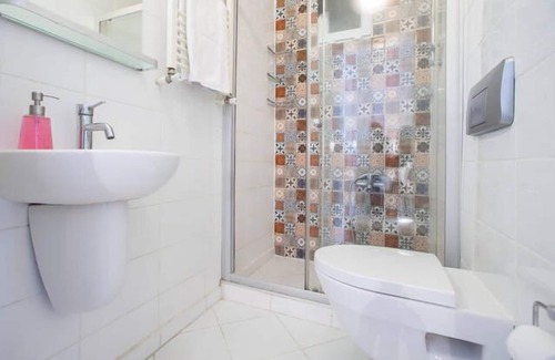 Sultanahmet Apartment | Classic Two Bedroom Apartment on Akbiyik St, Sultanahmet