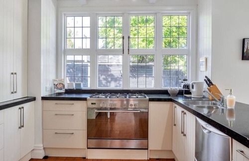 Ponsonby House | Classic Villa Retreat - Steps To Ponsonby Rd