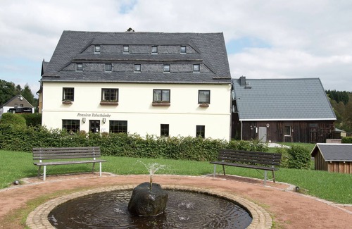 Deutschneudorf House | Classy Holiday Home in Deutschneudorf near Glockenwanderweg