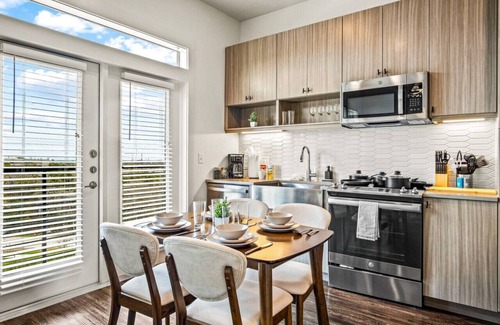 West Oak Hill Apartment | Classy Modern Studio with Pool plus Golf Sim