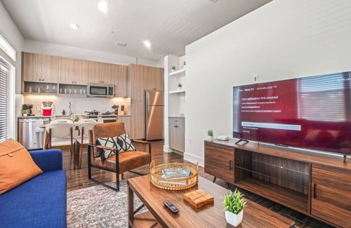 West Oak Hill Apartment | Classy Modern Studio with Pool plus Golf Sim