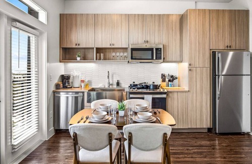 West Oak Hill Apartment | Classy Modern Studio with Pool plus Golf Sim