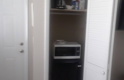 Yacht Club House | Clean affordable Vac. rental suite 2 miles to beachn3 priv, rms. Liv, Bed, Bath