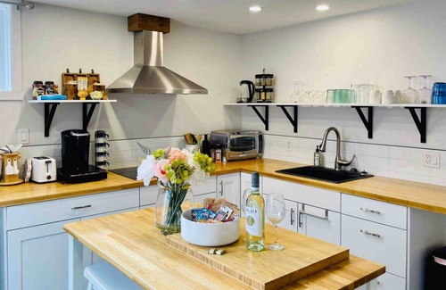 South Lethbridge House | Clean and Bright 2 Bedroom Lower Suite!