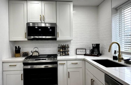 Hanford House | Clean and comfy w/fast internet